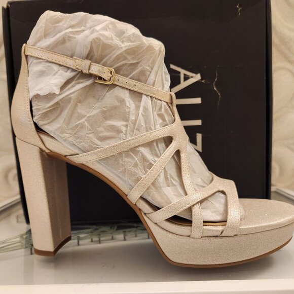 Naturalizer " Neona" Light Gold Leather Platform Sandals. NIB. Size 11 - Picture 2 of 11